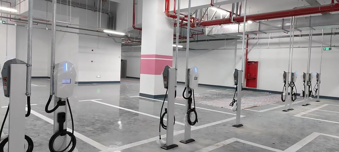 Unité de climatisation murale blanche installée dans le parking